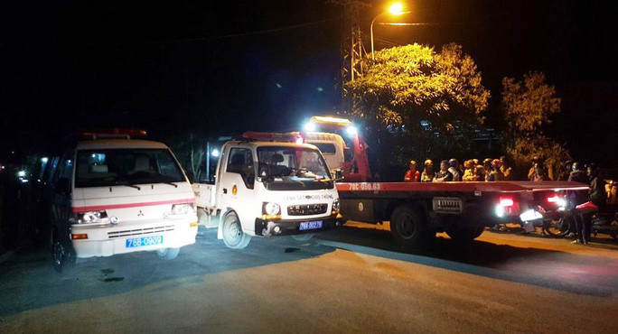  Lực lượng chức năng có mặt tại hiện trường đưa những người bị thương đi cấp cứu