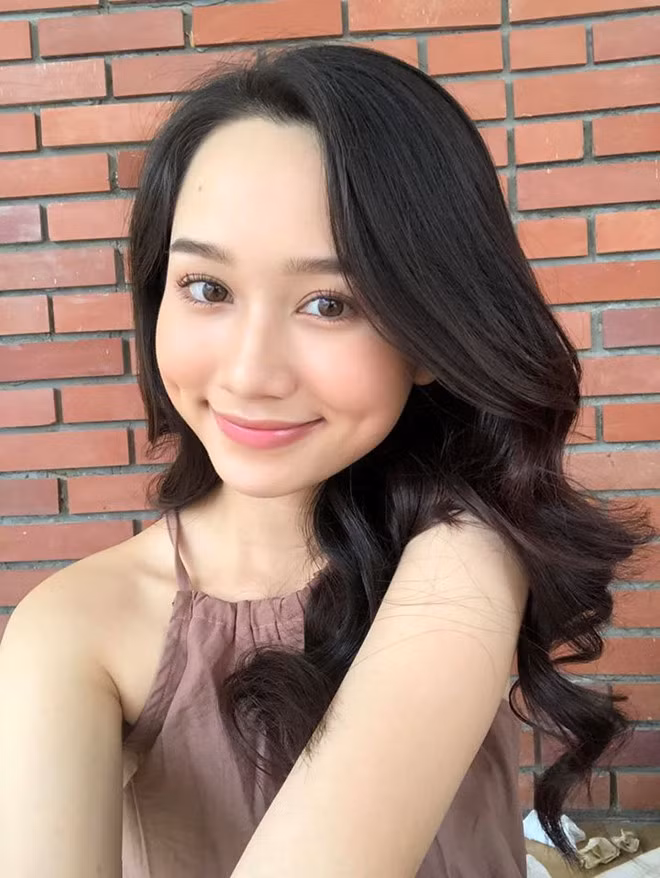 Trúc Anh được nhiều người biết đến là một hotgirl với vẻ đẹp ngây thơ, trong trẻo, trang facebook cá nhân của cô có hơn 10 ngàn lượt theo dõi