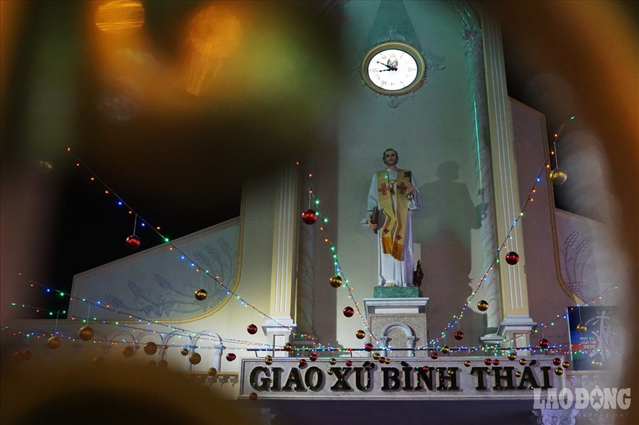 Như mọi mùa Giáng sinh khác, năm nay tại Thánh đường này cũng có một hang đá rất lớn mô tả lại thời gian và địa điểm Đức Chúa Giáng sinh. 