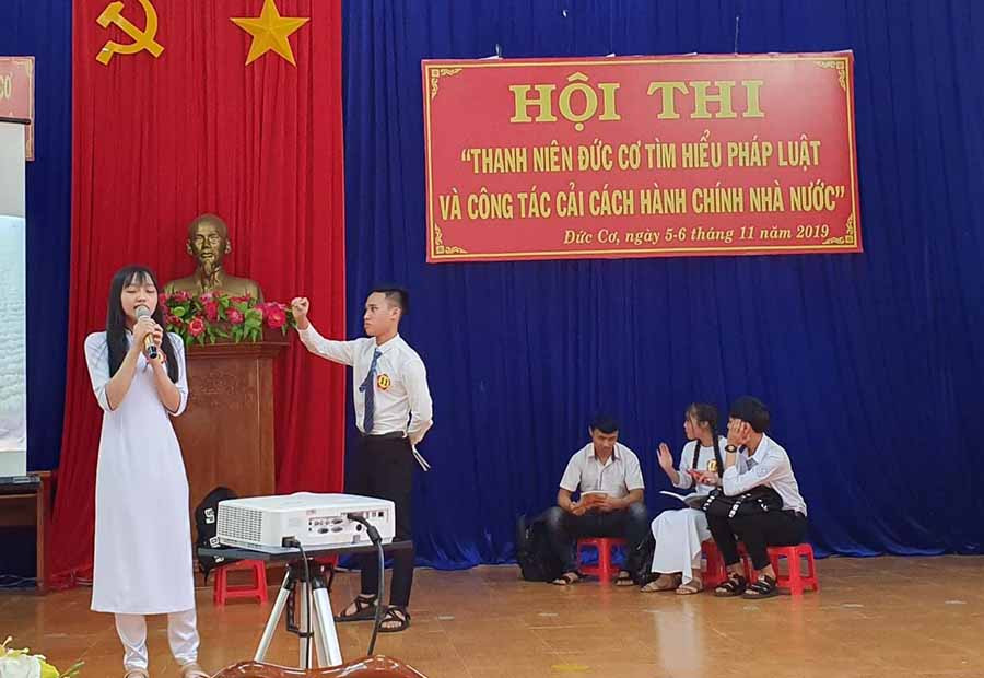  Phần thi của Trường THPT Tôn Đức Thắng tại hội thi “Thanh niên Đức Cơ tìm hiểu pháp luật và công tác cải cách hành chính nhà nước”. Ảnh: V.T