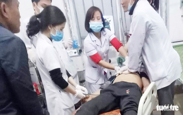 Nạn nhân Chuyên được chuyển lên bệnh viện cấp cứu trong đêm 16-12 - Ảnh: L.DƯƠNG Nạn nhân Chuyên được chuyển lên bệnh viện cấp cứu trong đêm 16-12 - Ảnh: L.DƯƠNG