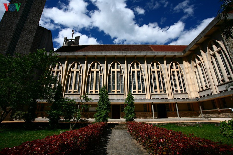 Cùng với hệ kết cấu bê tông cốt thép là các vật liệu truyền thống như đá, gỗ, ngói đất nung. Công trình có hình khối mạnh mẽ của kiến trúc hiện đại nhưng vẫn đậm dấu ấn bản địa. Cửa sổ tường biên nhà thờ được tổ hợp từ những vòm cuốn cùng cây thánh giá.