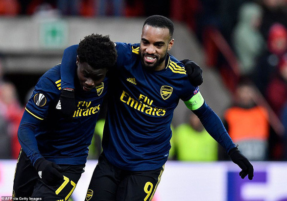  Alexandre Lacazette (phải) và Bukayo Saka đã ghi 2 bàn thắng chỉ trong 3 phút giúp Arsenal giành ngôi đầu bảng F đi tiếp vào vòng sau ở Europa League - Ảnh: Getty Images