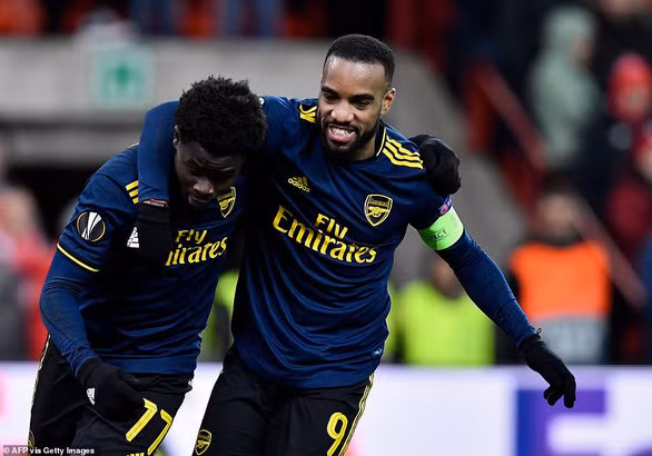  Alexandre Lacazette (phải) và Bukayo Saka đã ghi 2 bàn thắng chỉ trong 3 phút giúp Arsenal giành ngôi đầu bảng F đi tiếp vào vòng sau ở Europa League - Ảnh: Getty Images
