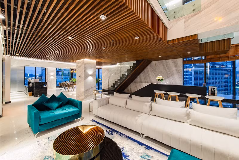 Một vài chiếc ghế màu xanh cổ vịt tạo điểm nhấn cho căn phòng.