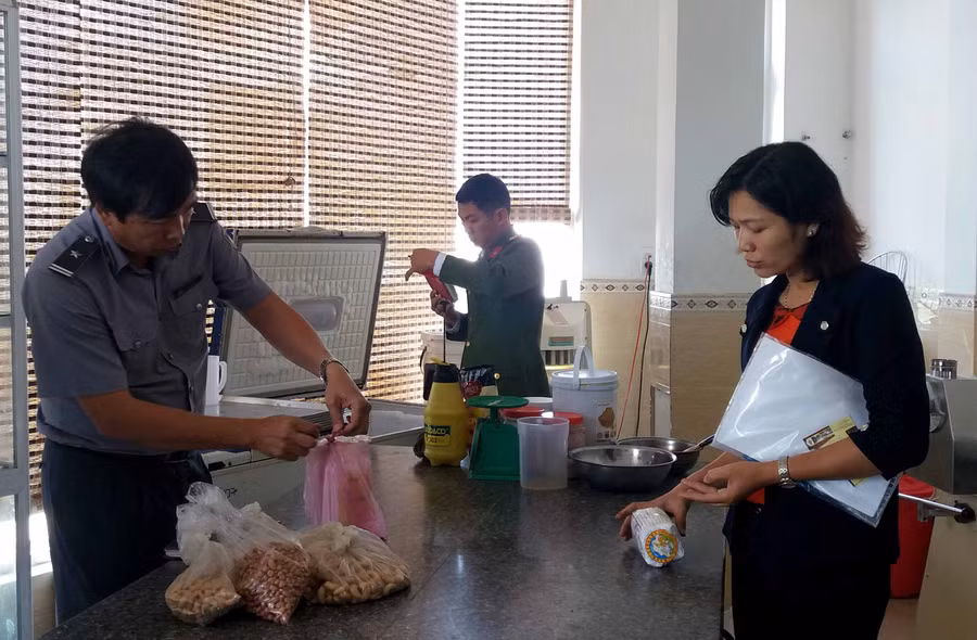 Gia Lai mở đợt cao điểm kiểm tra, đảm bảo ATTP trong dịp Tết. Ảnh: Như Nguyện