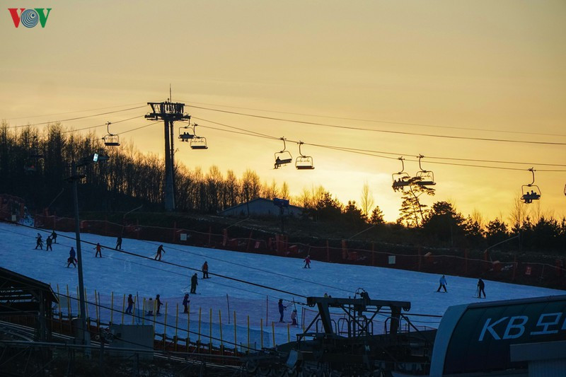 Hầu hết các khu trượt tuyết đều mở cửa rất muộn hoặc xuyên đêm, mang đến khung cảnh lung linh phản chiếu làn tuyết trắng lãng mạn khó quên. Hầu hết các khu trượt tuyết đều mở cửa rất muộn hoặc xuyên đêm, mang đến khung cảnh lung linh phản chiếu làn tuyết trắng lãng mạn khó quên.