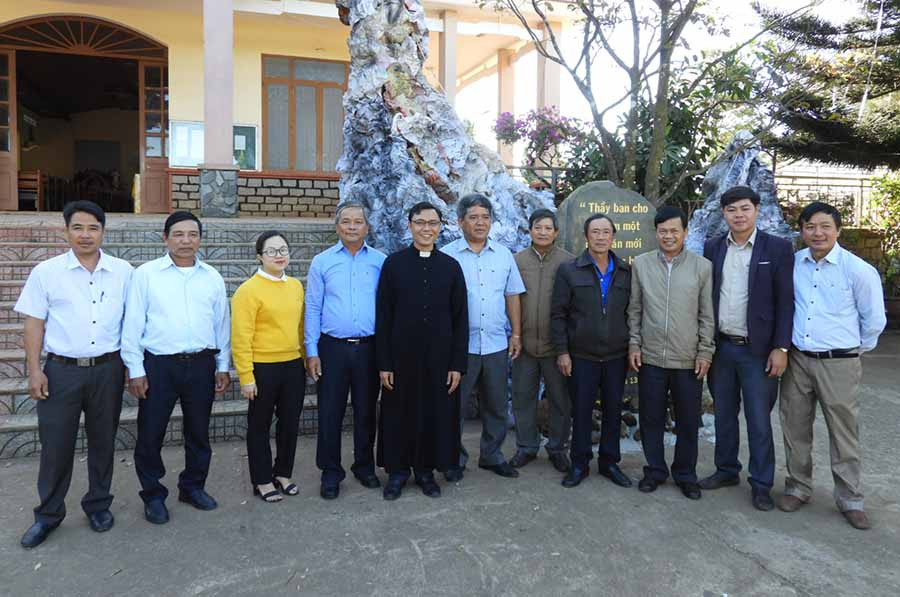 THANH NHẬT -Ban Thường trực Ủy ban MTTQ Việt Nam tỉnh Gia Lai thăm, chúc mừng các cơ sở tôn giáo và đồng bào có đạo trong dịp giáng sinh. Ảnh: Thanh Nhật