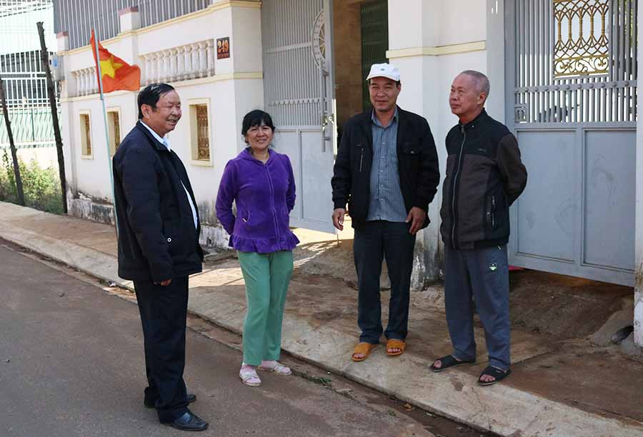  Ông Nguyễn Sáu (bìa trái)-Bí thư chi bộ tổ dân phố 2 (phường Hội Thương, TP. Pleiku) vận động người dân thực hiện nếp sống văn minh đô thị. Ảnh: N.S