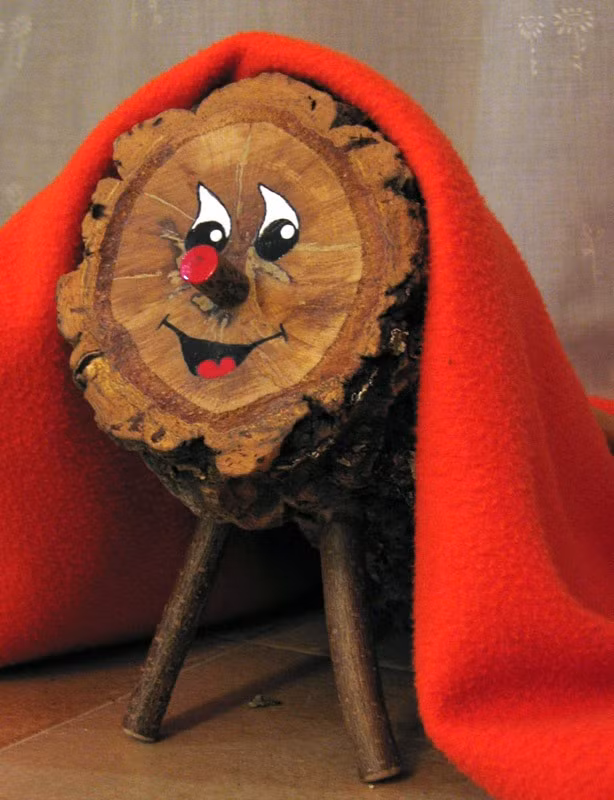 Tượng gỗ Pooping là món quà truyền thống mà phụ huynh ở Tây Ban Nha tặng cho con cái vào dịp Noel. Ảnh: Wikipedia