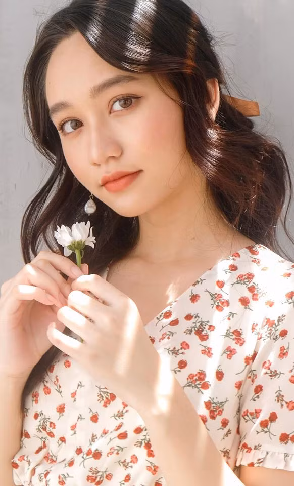 Đạo diễn Victor Vũ từng chia sẻ gương mặt đẹp thuần Việt, trong sáng của Trúc Anh dường như sinh ra để vào vai Hà Lan, kiểu thiếu nữ ở thập niên 70, e ấp mà khát khao, bướng bỉnh