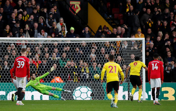 Pha sút penalty nâng tỉ số lên 2-0 cho Watford của Deeney (9) - Ảnh: REUTERS