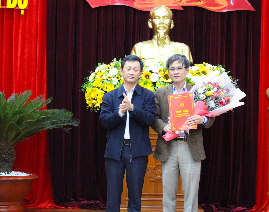 Bí thư Tỉnh ủy Dương Văn Trang trao quyết định của Ban Bí thư Trung ương Đảng cho đồng chí Nguyễn Xuân Phước. Ảnh: Hồng Thi