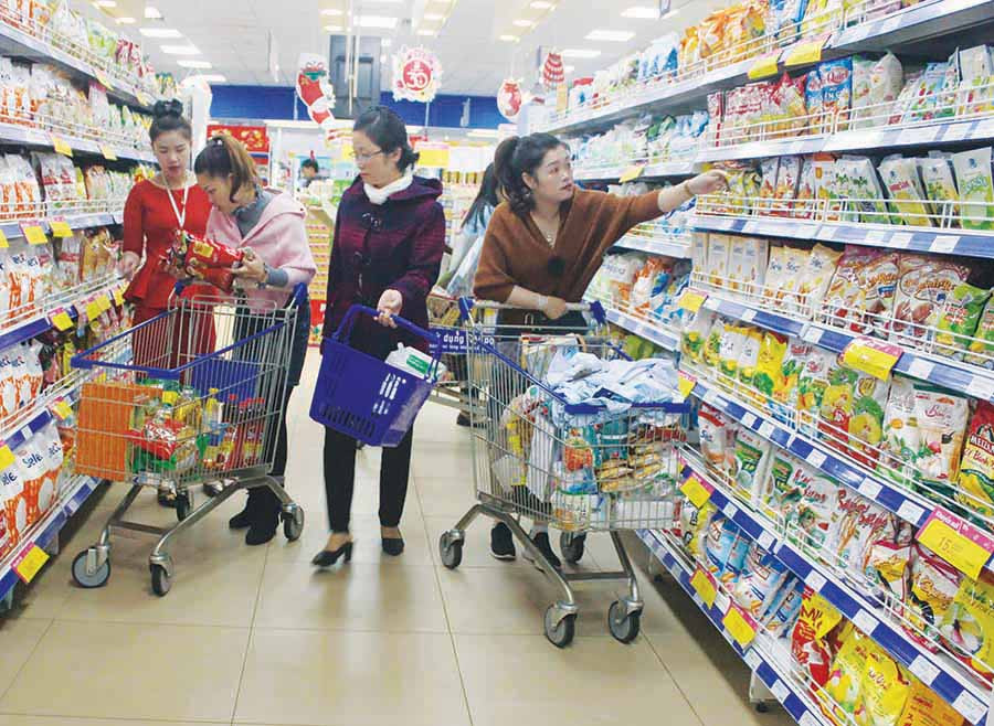  Siêu thị Co.op Mart Pleiku đã trưng bày hàng hóa phục vụ Tết từ rất sớm để phục vụ nhu cầu mua sắm của người dân. Ảnh: V.T