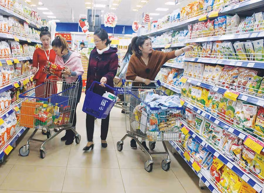  Siêu thị Co.op Mart Pleiku đã trưng bày hàng hóa phục vụ Tết từ rất sớm để phục vụ nhu cầu mua sắm của người dân. Ảnh: V.T
