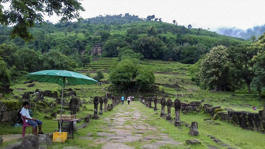 Đường vào Wat Phou. Đường vào Wat Phou.