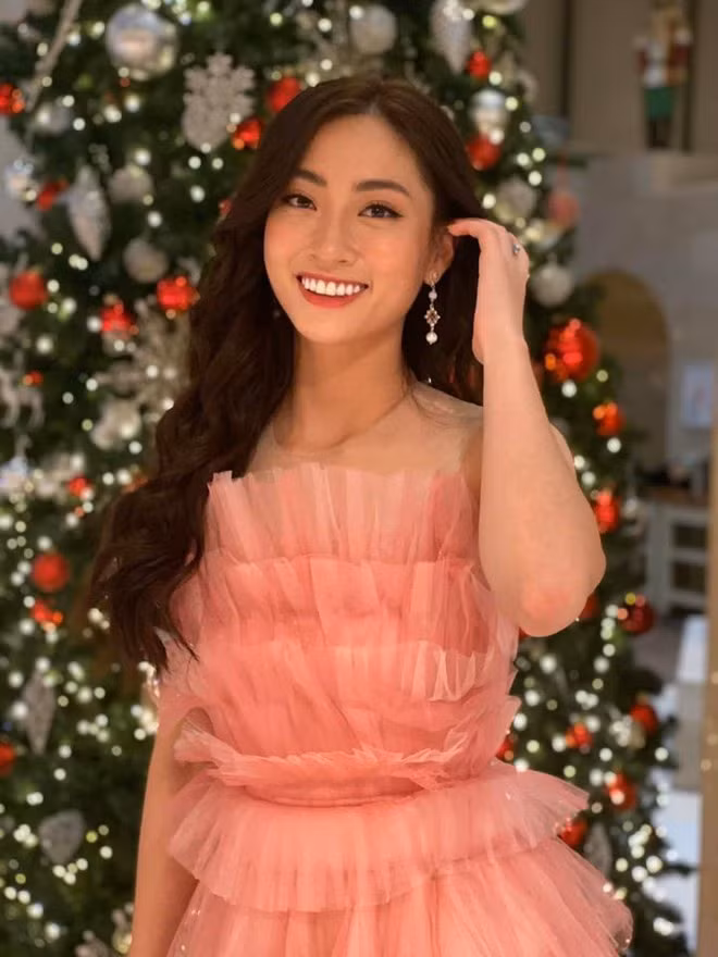 Chỉ vỏn vẹn 3 tháng chuẩn bị để đi thi Miss World 2019 nhưng Lương Thùy Linh vẫn đạt những kết quả khá tốt tại đấu trường nhan sắc lớn nhất thế giới. Mặc dù có mặt muộn hơn so với các thí sinh khác nhưng đại diện Việt Nam đã khéo léo lựa chọn chiếc váy hồng để gây ấn tượng trong lần đầu tiên xuất hiện. Ảnh: FBNV.