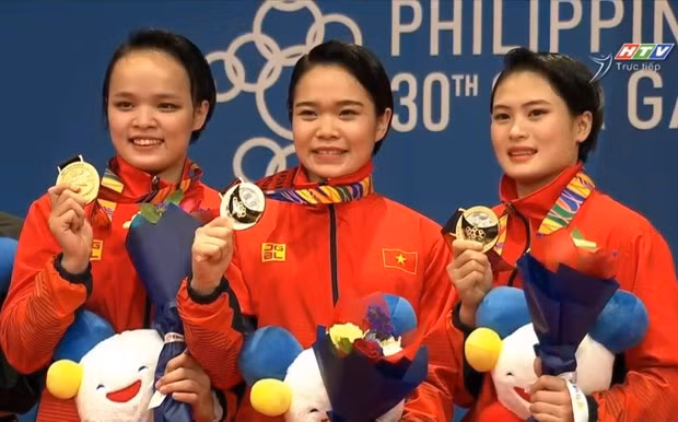 Nguyễn Thị Phương, Lưu Thị Thu Uyên và Lê Thị Khánh Vy trên bục nhận huy chương.