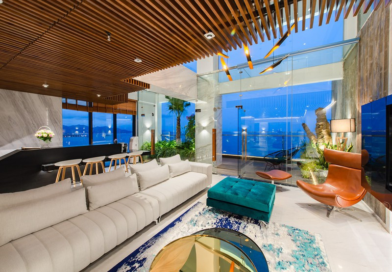 Để làm nổi bật vẻ đẹp, sự sang trọng cho căn penthouse ngoài đá, gỗ, kính còn phải kể đến các loại đèn led trang trí.  Để làm nổi bật vẻ đẹp, sự sang trọng cho căn penthouse ngoài đá, gỗ, kính còn phải kể đến các loại đèn led trang trí.