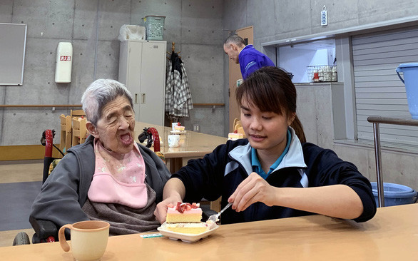  Hộ lý Nguyễn Thị Liên hỗ trợ người già ăn uống ở cơ sở chăm sóc người già Kofukai (tỉnh Yamanashi) - Ảnh: Đ.BÌNH