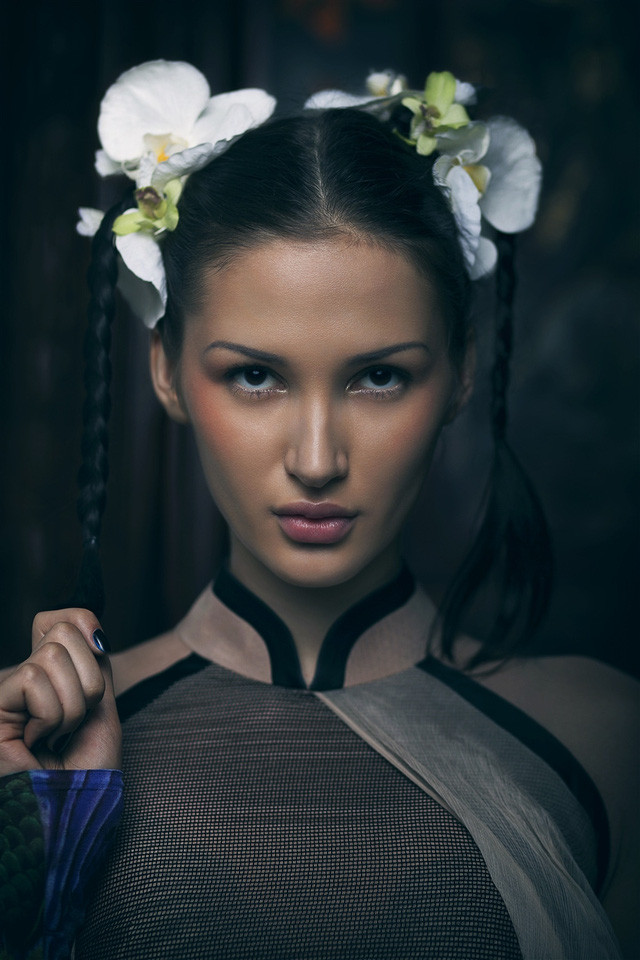 No.2 là một bài tập khó: lấy ý tưởng từ áo dài, nhưng không phải áo dài, và áo dài vẫn hiển hiện theo cách khác.