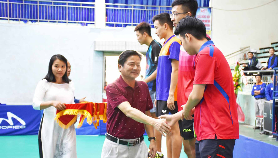 Bao tổ chức trao cúp và huy chương cho các vận động viên đạt huy chương vàng, bạc, đồng. Ảnh: Hà Phương