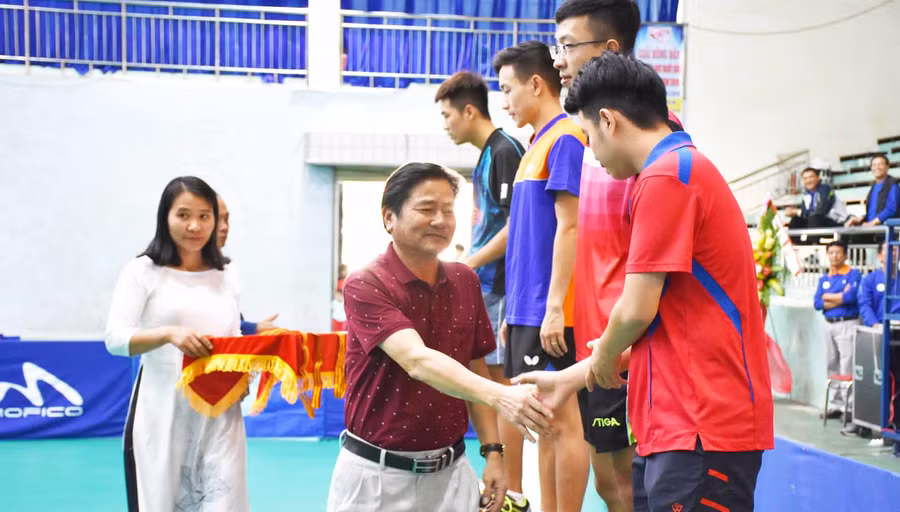 Bao tổ chức trao cúp và huy chương cho các vận động viên đạt huy chương vàng, bạc, đồng. Ảnh: Hà Phương