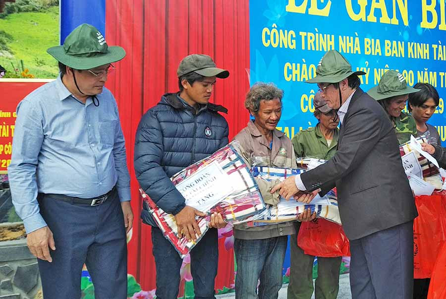  Công đoàn Bộ Tài chính, Sở Tài chính tặng quà cho bà con làng Slam (xã Krong, huyện Kbang). Ảnh: S.C