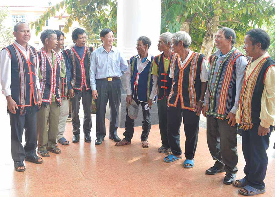  Ông Đoàn Bảy-Bí thư Huyện ủy Chư Pah (thứ 5 từ trái sang) trao đổi với người uy tín của huyện. Ảnh: Đ.Y