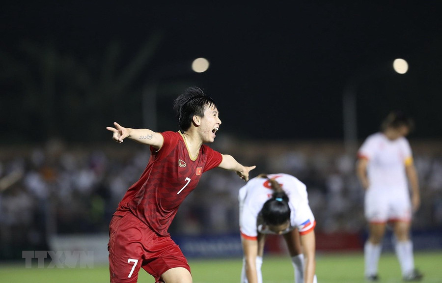 Tuyết Dung ăn mừng sau khi góp công giúp tuyển nữ Việt Nam vào chung kết. (Ảnh: Hoàng Linh/TTXVN) Tuyết Dung ăn mừng sau khi góp công giúp tuyển nữ Việt Nam vào chung kết. (Ảnh: Hoàng Linh/TTXVN)