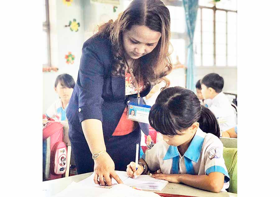 Cô Phạm Thị Thuận đang hướng dẫn học sinh làm bài. Ảnh: T.N