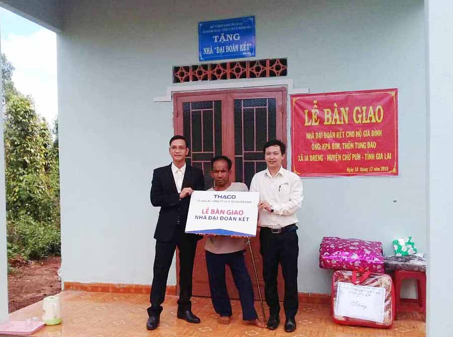 Tặng nhà “Đại đoàn kết” cho hộ nghèo ở xã Ia Dreng. Ảnh: N.T  Tặng nhà “Đại đoàn kết” cho hộ nghèo ở xã Ia Dreng. Ảnh: N.T