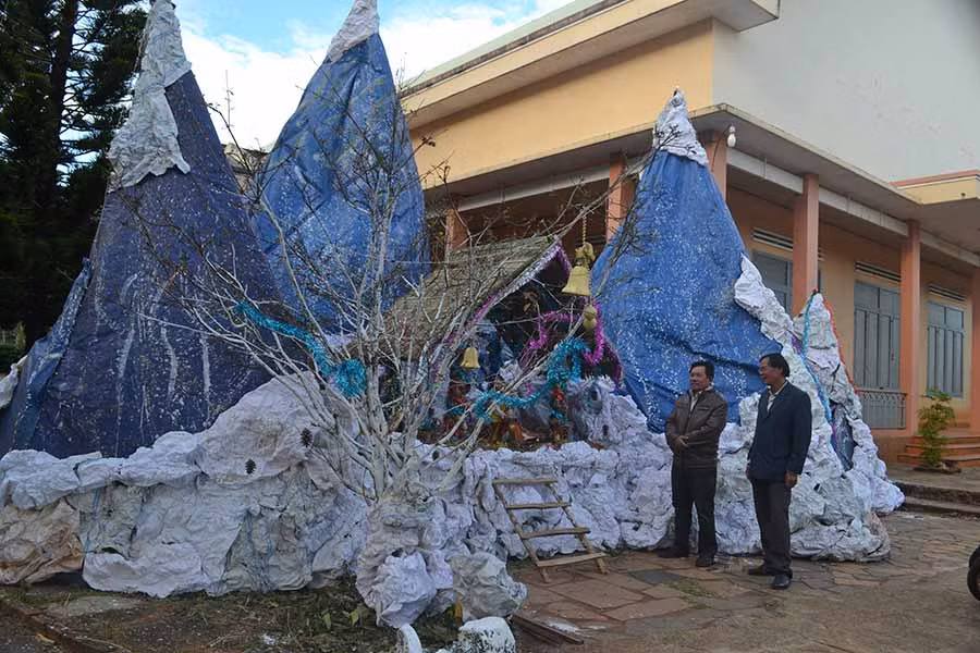  Bà con Giáo xứ Ninh Đức (xã Nghĩa Hòa, huyện Chư Pah) làm hang đá chuẩn bị đón mừng Giáng sinh. Ảnh: H.C