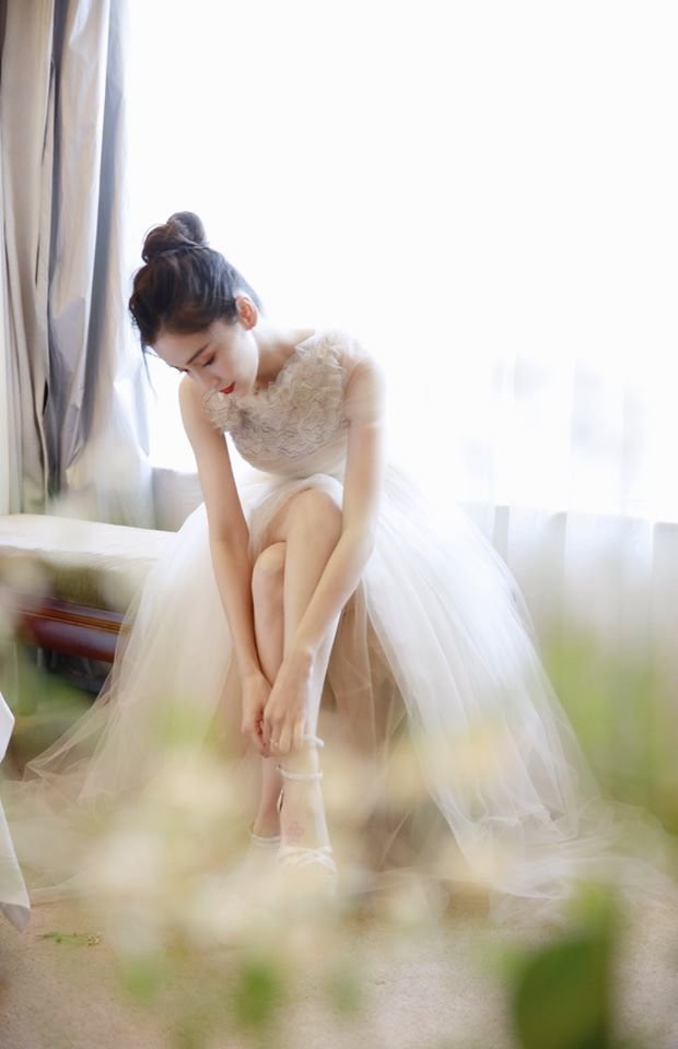 Chiếc váy mong manh này giúp cô khoe khéo đôi chân trắng nõn nà , Angelababy còn búi tóc cao sang chảnh để lộ gương mặt xinh đẹp của mình qua từng góc máy