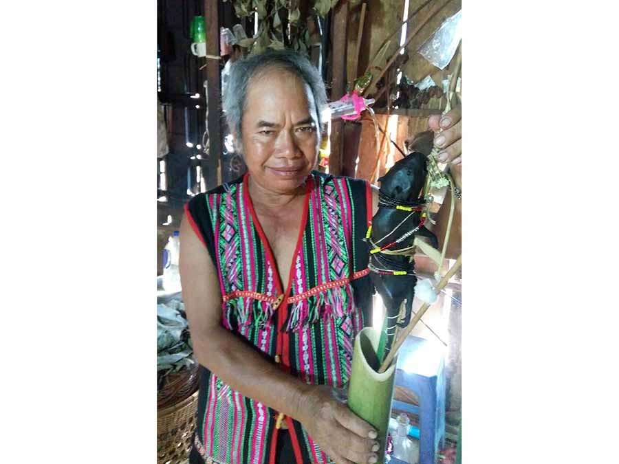 Một thầy cúng người Bahnar trong lễ cúng cơm mới.Ảnh: H.N  Một thầy cúng người Bahnar trong lễ cúng cơm mới.Ảnh: H.N