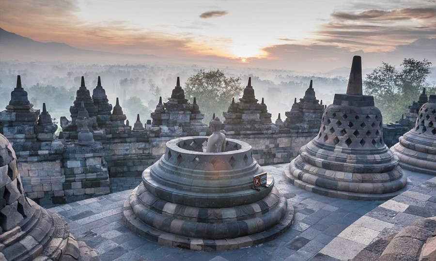Ngôi chùa Borobudur (Java, Indonesia) được xây dựng theo truyền thống Đại thừa vào khoảng năm 800 sau Công nguyên. Đây là tượng đài Phật giáo lớn nhất thế giới. Nổi tiếng với những chiếc chuông bằng đá và tượng Phật chạm khắc nhìn thẳng ra thung lũng, thật khó tin rằng kiến trúc đồ sộ này lại nằm ẩn mình trong nhiều thế kỷ dưới lớp tro núi lửa và rừng rậm. Giờ đây, Borobudur là một địa điểm hành hương phổ biến của các Phật tử, khách du lịch và là niềm tự hào của người Indonesia. Ảnh: Wanderlust.