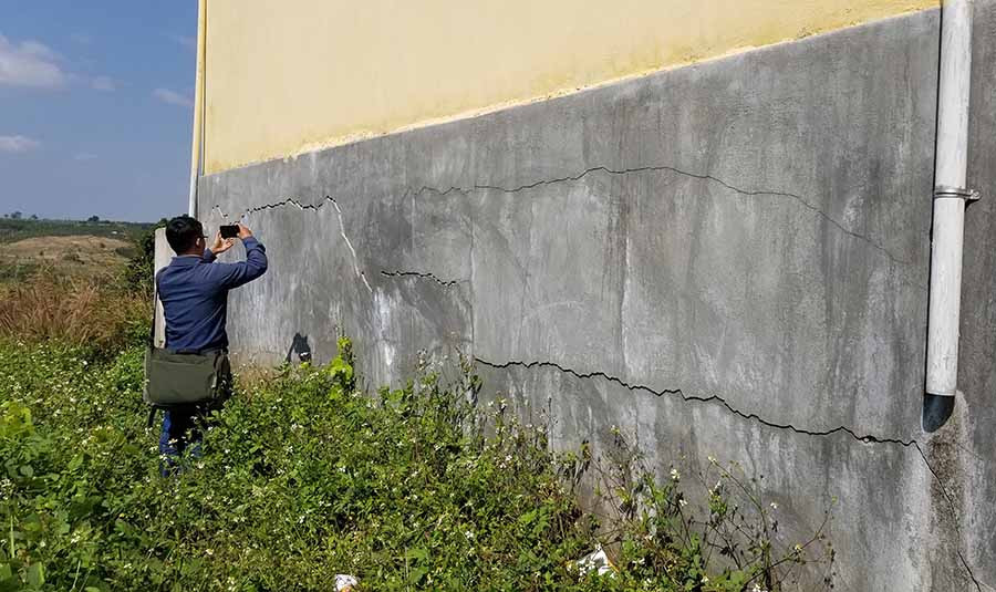 Vết nứt ở móng công trình kéo dài gần 10 m, chiều rộng vết nứt khoảng 2 cm. Ảnh: G.N