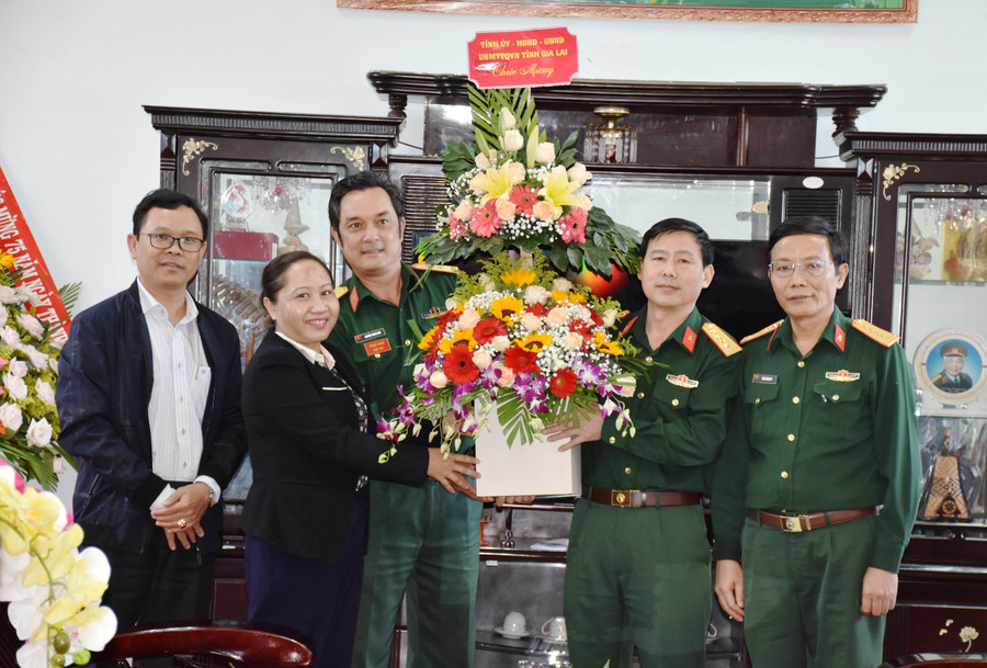 Phó Chủ tịch HĐND tỉnh Ayun H’Bút tặng hoa, chúc mừng cán bộ, chiến sĩ Trung tâm kiểm định đạn dược T265 . Ảnh: Trần Dung