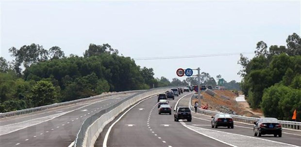 Các phương tiện lưu thông trên đường cao tốc Đà Nẵng-Quảng Ngãi. (Ảnh: Trần Tĩnh/TTXVN) Các phương tiện lưu thông trên đường cao tốc Đà Nẵng-Quảng Ngãi. (Ảnh: Trần Tĩnh/TTXVN)