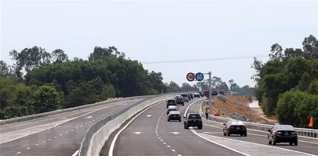 Các phương tiện lưu thông trên đường cao tốc Đà Nẵng-Quảng Ngãi. (Ảnh: Trần Tĩnh/TTXVN)