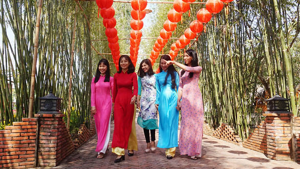 Đường hoa Xẻo Nhum - Ảnh: LAN NGỌC