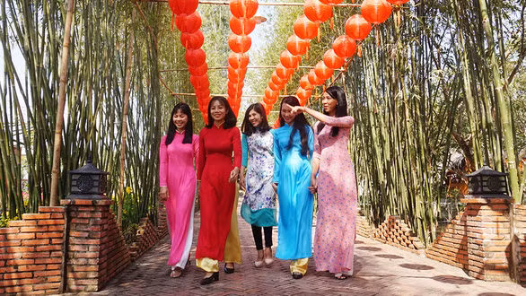 Đường hoa Xẻo Nhum - Ảnh: LAN NGỌC