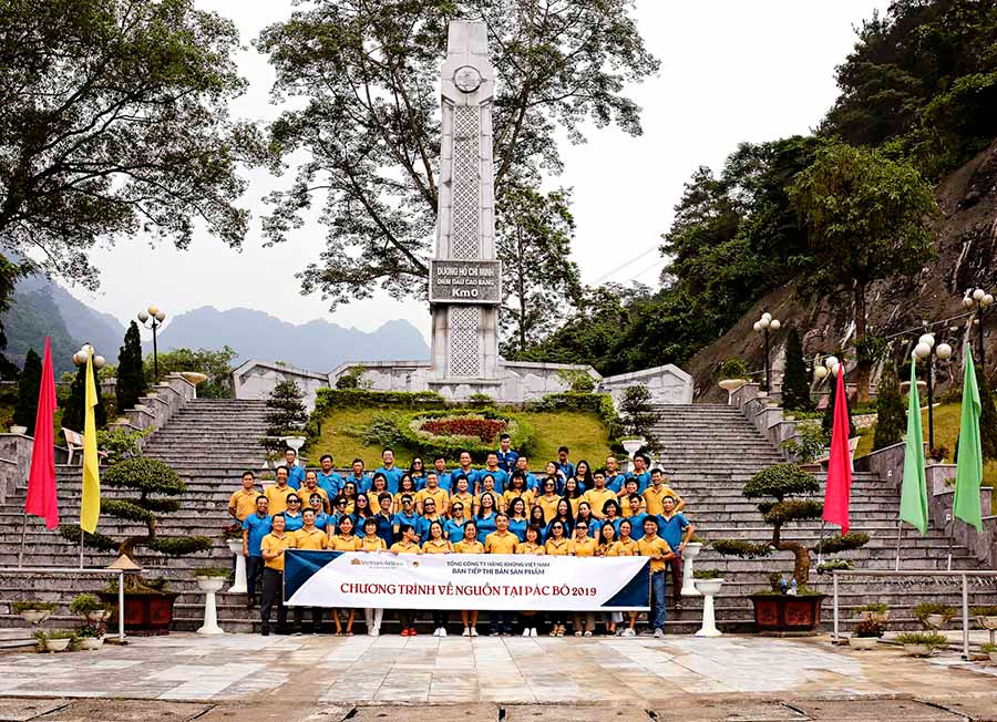  Một đoàn du khách chụp ảnh lưu niệm tại cột Km 0 đường Hồ Chí Minh. Ảnh: internet