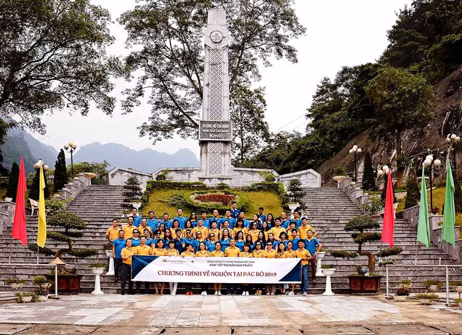  Một đoàn du khách chụp ảnh lưu niệm tại cột Km 0 đường Hồ Chí Minh. Ảnh: internet