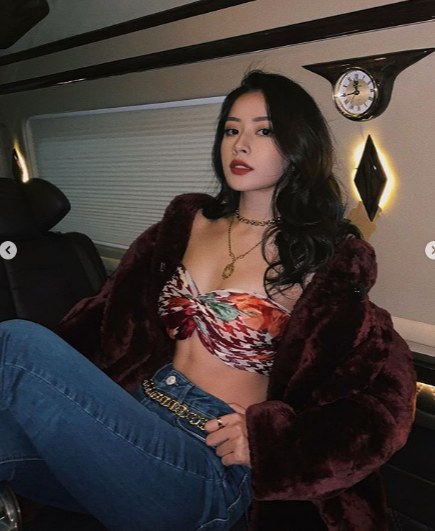 Chi Pu mặc nội y kiểu cách cúp xoắn ngực kết hợp với quần jeans, bên ngoài khoác áo lông hững hờ khiến fan trầm trồ Chi Pu mặc nội y kiểu cách cúp xoắn ngực kết hợp với quần jeans, bên ngoài khoác áo lông hững hờ khiến fan trầm trồ
