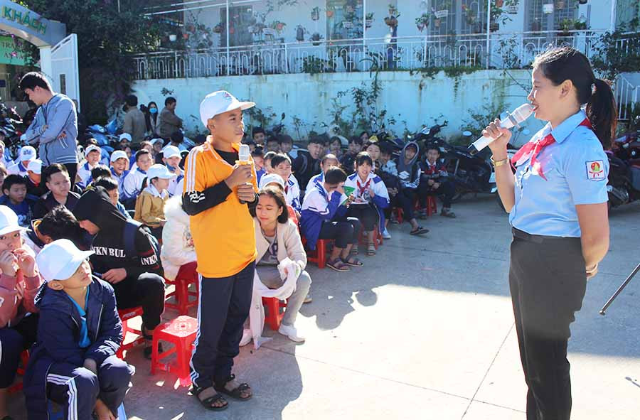  Em Phạm Xuân Quân-học sinh Trường THCS Huỳnh Thúc Kháng (phường Yên Đổ, TP. Pleiku) trả lời các câu hỏi tình huống của Ban tổ chức. Ảnh: P.L