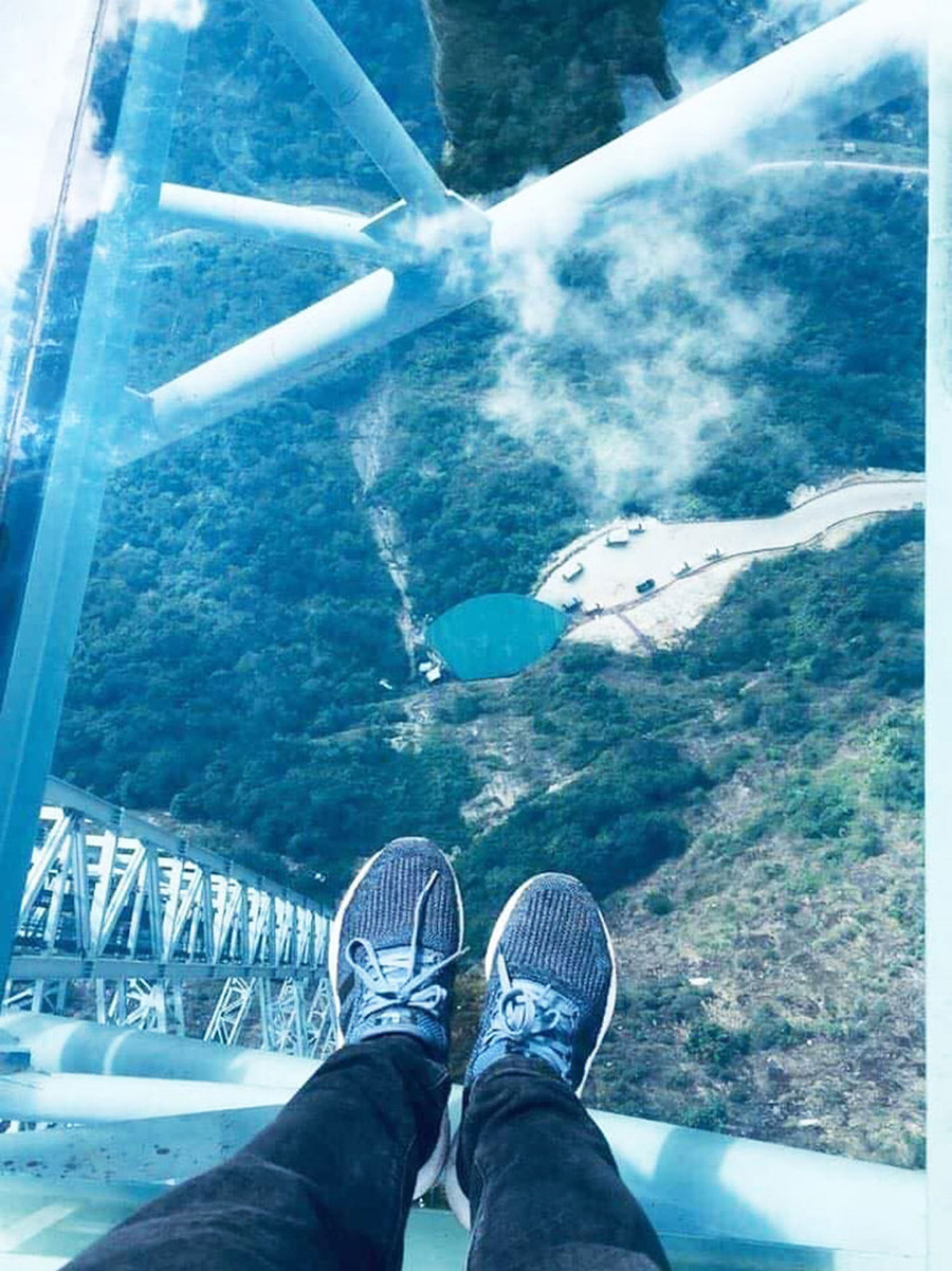  Đứng trên cầu kính, du khách sẽ được thưởng ngoạn khung cảnh thiên nhiên hùng vĩ, cảm nhận gió ào ạt thổi, mây vần vũ bay trên Ô Quy Hồ, một trong “tứ đại đỉnh đèo” của núi rừng Tây Bắc.