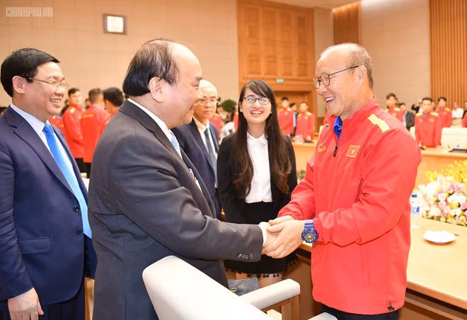  Thủ tướng Nguyễn Xuân Phúc chúc mừng HLV Park Hang-seo sau khi vô địch AFF Cup 2018 - Ảnh: Chinhphu.vn.