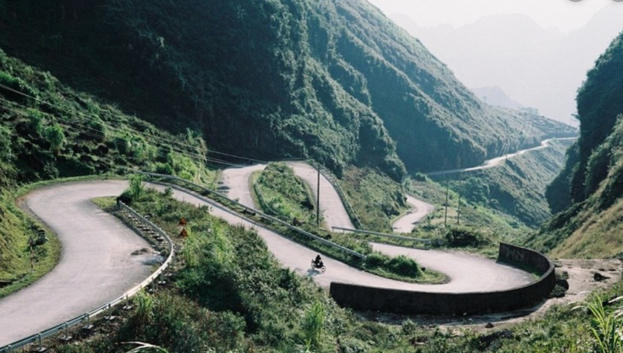 Tốt nhất là bạn nên thả dốc dựa vào độ hãm của hộp số, trường hợp cần thiết thì mới đạp chân phanh. Ảnh ST. 