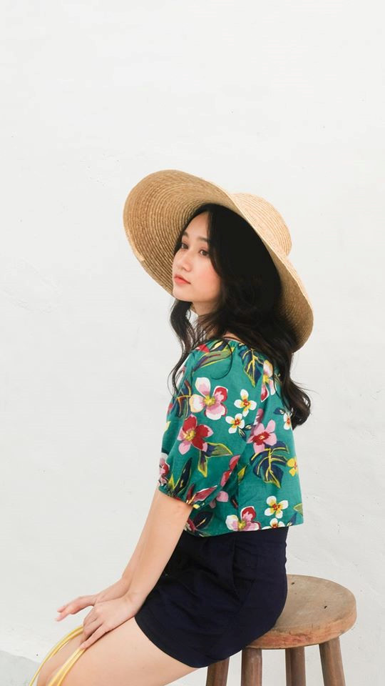 Cô sở hữu gương mặt bầu bĩnh, đáng yêu với hai lúm đồng tiền, chiếc mũi thanh thoát và môi hình trái tim, đặt biệt là đôi mắt 